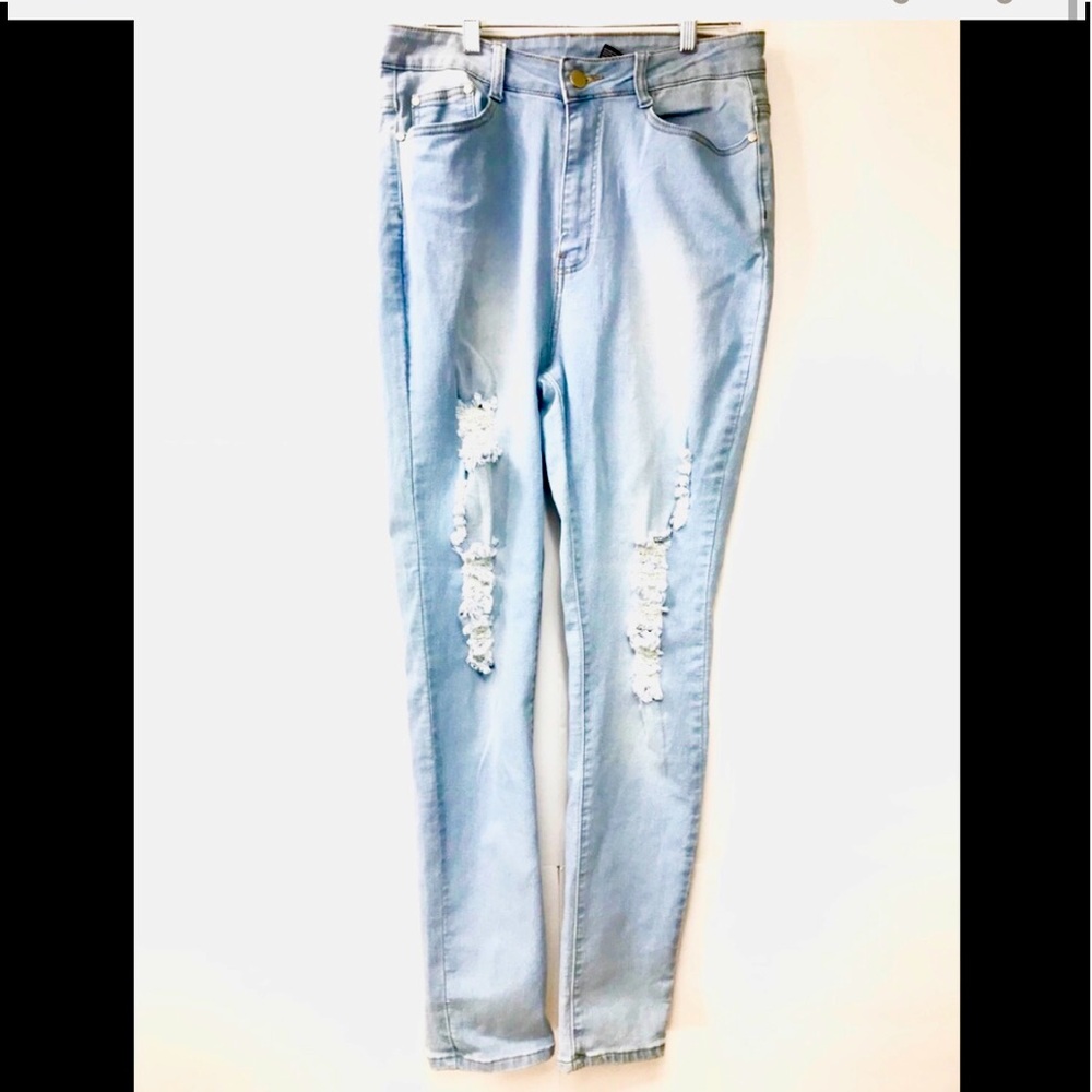 NWT B.O.B Los Angeles Distressed Plus Size Jeans